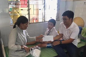 Nhiều người giúp đỡ cậu bé bán vé số bị cướp