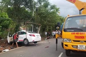 Xe taxi tông hai người tử vong