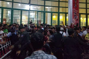 VTV Cup 2019: Khán giả bức xúc không được vào dù mở cửa tự do