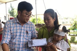 Trao số tiền hơn 100 triệu đồng cho gia đình anh Khải