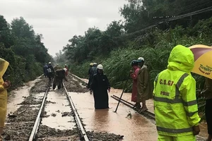 Gần 500 khách đi tàu kẹt tại Bình Định vì bão