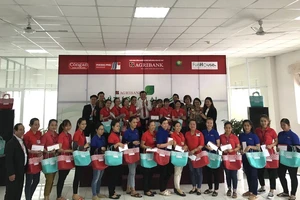 Tặng 1.000 giỏ xách cho công nhân đi chợ