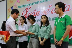 Sinh viên nghèo được tặng vé xe về quê ăn tết