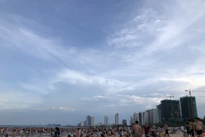 Đà Nẵng được phép tắm biển, đón khách lưu trú từ 23-4