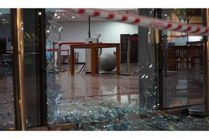 Ô tô húc 2 người rồi lao vào toà nhà hành chính Đà Nẵng