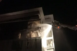 Người dân hốt hoảng vì cháy nhà 7 tầng lúc 0 giờ sáng 