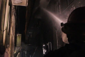 Khách sạn 7 tầng bốc cháy, nhiều người hoảng loạn