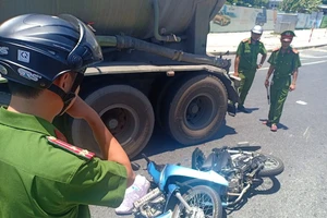 Dừng đèn đỏ, người phụ nữ bị xe đầu kéo tông