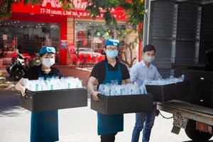 Hàng trăm ly cà phê, 800 suất ăn mỗi ngày tặng các y bác sĩ