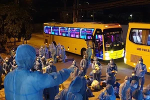 Xe vận chuyển y bác sĩ BV Đà Nẵng đi cách ly giữa khuya