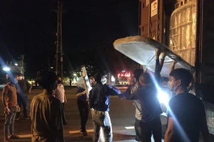 Đà Nẵng: Trắng đêm xây dựng khu cách ly tại trường học