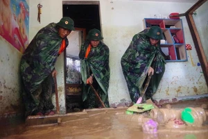 Quân đội giúp dân dọn sạch bùn đất vùng lũ