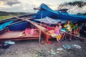 Thảm cảnh 2 vợ chồng và 4 con nhỏ sống màn trời chiếu đất