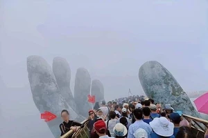 Bức xúc với nữ du khách đứng trên bàn tay đỡ Cầu Vàng