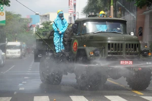 Bộ Y tế hỗ trợ Đà Nẵng máy xét nghiệm, sinh phẩm và xe tiêm chủng để chống dịch