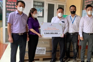 Đất Xanh Miền Trung tặng máy xét nghiệm 2,8 tỉ đồng cho Quảng Bình