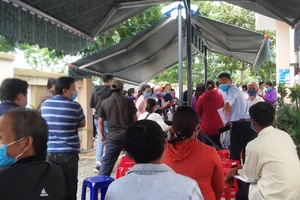 Hồ sơ dồn sau dịch, dân mướt mồ hôi khi đi làm thủ tục đất đai