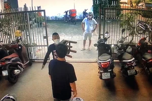 Con gái vay nợ, cha bị nam thanh niên đến đòi và rượt đánh 