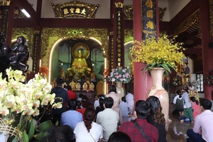 Người dân Đà Nẵng và du khách nô nức đi lễ chùa cầu may