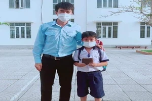 Quảng Bình: Cậu học trò nghèo trả lại gần 9 triệu đồng cho người đánh rơi