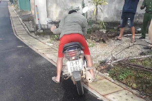 Nam thanh niên tử vong trong tư thế ngồi trên xe máy