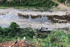 Ô tô chết máy khi đang leo dốc, lao xuống vực sâu 60 m