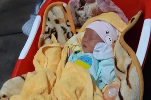 Tìm người thân bé trai khoảng 1 tuần tuổi bị bỏ rơi bên vệ đường