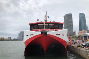 Tàu cao tốc Đà Nẵng-Lý Sơn nằm bờ chờ qua ngày biển động