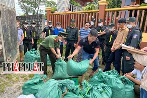 Bắt 2 người tàng trữ gần 1 tấn thuốc nổ có thủ cả súng