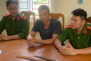 Giấu hàng ngàn viên ma tuý cùng súng, hung khí trong nhà