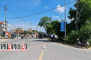 Ô tô va chạm với xe máy làm 2 người chết, 1 cháu bé bị trọng thương