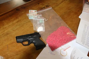 Bắt kẻ thủ súng ngắn cùng hơn 1.700 viên ma túy tổng hợp