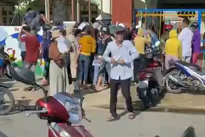 Phụ huynh vứt dép, chen nhau chạy vào trường đăng ký học cho con