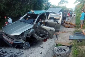 Xe bán tải lọt mương, gỗ từ sau thùng đè hai anh em 