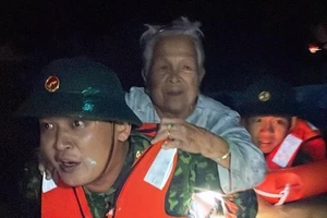 Bộ đội cứu nhiều người bị nước cuốn trong đêm ở Đà Nẵng