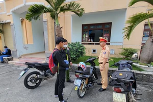 Chạy xe làm xiếc trên đèo Hải Vân