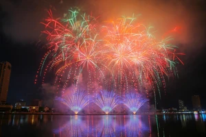 Bầu trời Đà Nẵng rực sáng đêm 'Vũ điệu của thiên nhiên'