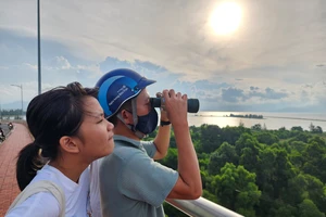 Người dân Đà Nẵng thích thú dùng ống nhòm quan sát tàu sân bay Mỹ