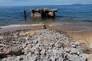 Ảnh: Bê tông, gạch đá đầy biển Sơn Trà sau cưỡng chế công trình trái phép 
