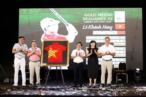 Đấu giá áo của golfer Lê Khánh Hưng giành huy chương vàng SEA Games 32 làm từ thiện