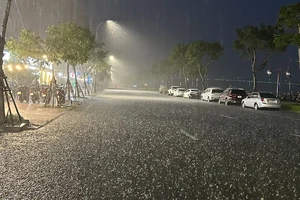 Đường phố Đà Nẵng ngập cục bộ sau cơn mưa lớn