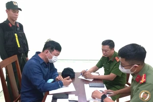 Bàn giao nghi phạm cướp ngân hàng bị Interpol truy nã cho Hàn Quốc