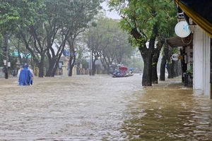 Nước lũ sông Hương vượt báo động 3, nhiều nơi ở Huế nước đến ngực.