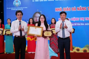 Vinh danh 25 nhà giáo tiêu biểu của Đà Nẵng. Ảnh: MINH TRƯỜNG