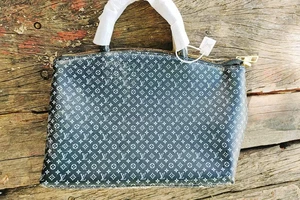 Chiếc túi có nhãn hiệu Louis Vuitton được nhặt trên bờ biển Đà Nẵng. Ảnh: MINH TRƯỜNG.