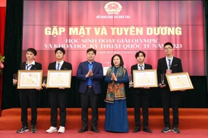 Bộ GD&ĐT tuyên dương học sinh đạt giải Olympic và Khoa học kỹ thuật quốc tế 2023.