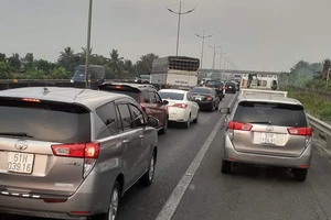 Ô tô tải va vào dải phân cách, cao tốc TP.HCM - Trung Lương ùn tắc hơn 5km 