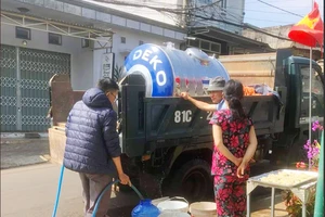 Hàng chục hộ dân vất vả đi xin nước sinh hoạt vào những ngày cuối năm