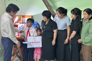 Đà Nẵng: Phụ huynh và học sinh nghèo xúc động vì được tặng góc học tập