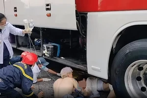 Cứu du khách Hàn Quốc mắc kẹt dưới gầm xe